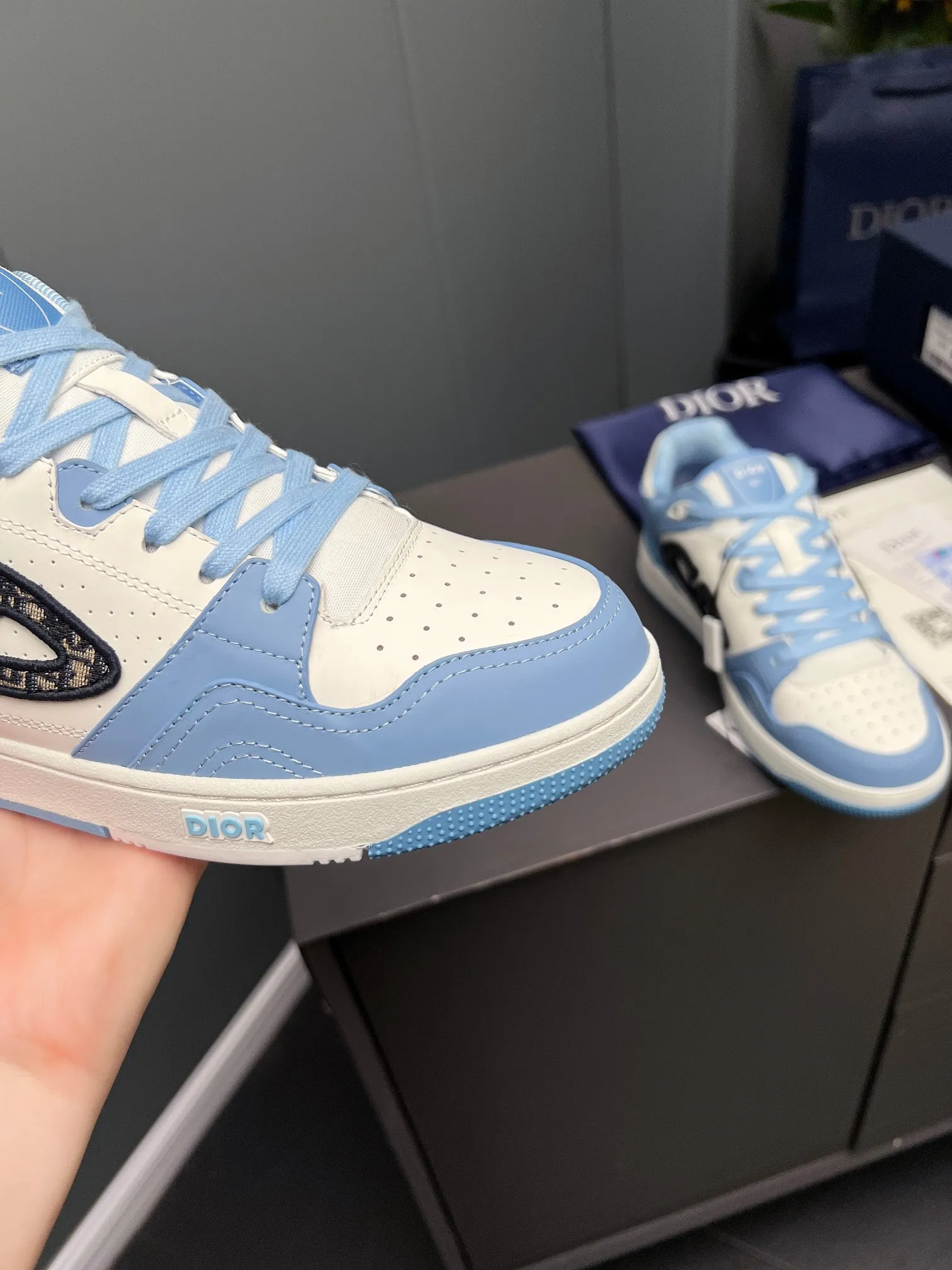 Men's Men's Shoes 💰600 Dior DiorB57 top version of low-top sneakers! ! ! Navy blue with beige smooth first-layer cowhide, fully oiled edges, T men's shoes 💰U outsole.  The 2024 autumn men's wear series has made a wonderful debut, a new classic item launched by Dior. Crafted from smooth first-grain cow leather in navy blue and beige, it's accented by a large leather heat-stamped CD logo on the sides. The distinctive laces of the same color match the color of the shoe body, and the opening and closing are decorated with various classic details on the tongue, sole and back side to enhance the style. The eyelet details, upper stitching and heel strip panels of the same color highlight the dynamic charm of its sports style. Exclusive two-color molded T men's shoes 💰U outsole is light, comfortable, non-slip and wear-resistant, the mesh lining and feet are customized with original colors, soft and breathable. Exquisite production technology highlights the grade, and can be matched with all kinds of clothing to create a refined look.